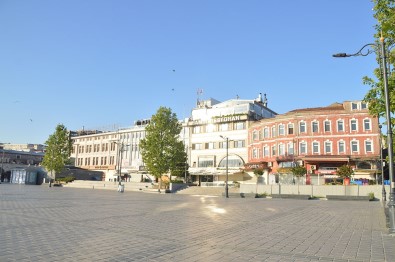 İstanbul'da Meydanlar Ve Yollar Boş Kaldı