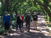 İzmir'de 65 Yaş Üstü Vatandaşlar İznin Tadını Çıkardı