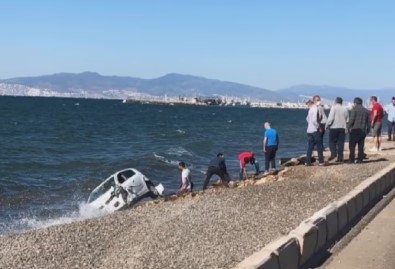 İzmir'de Kaza Sonrası Takla Atan Otomobil Denize Düştü Açıklaması 3 Yaralı