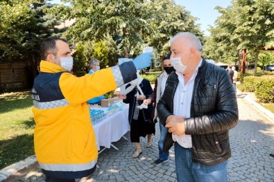 Kağıthane'de Yaşlılara Ramazan Bayramı'nda Lokum İkramı