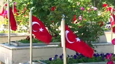 Şehitliklerde Hüzünlü Bayram