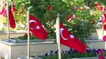 Şehitliklerde Hüzünlü Bayram