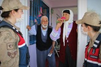 65 Yıllık Evli  Çiftin, Mehmetçikle 'Bayram Harçlığı' Diyaloğu Gülümsetti