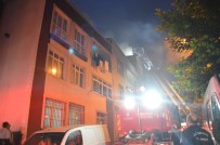 Küçükçekmece'de 4 Katlı Apartmanın Çatısı Alev Alev Yandı