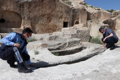 Kapadokya'da 2 Bin Yıllık Mezar Büyük İlgi Çekiyor