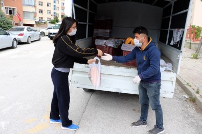Sokağa Çıkamayan Vatandaşlara 'Mobil Ekmek Aracı' İle Ekmek Satılıyor