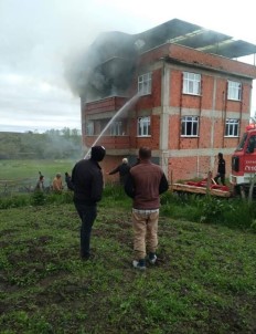 Devrekani'de 3 Katlı Evin Çatısında Yangın Çıktı