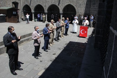 Diyarbakır'ın Fethinin Yıl Dönümü 27 Sahabenin Bulunduğu Camide Kutlandı