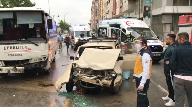 Manisa'da İşçi Servisi Otomobille Çarpıştı Açıklaması 5 Yaralı