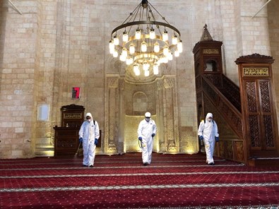 Mardin'de 800 Yıllık Ulu Cami Dezenfekte Edilip İbadete Hazır Hale Getirildi