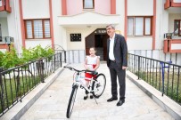 'Öğrenciler Evden Yarışıyor' Etkinliğinin İkinci Etap Birincileri Hediyelerini Başkan Kaplan'dan Aldı