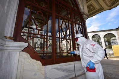 Fatih Sultan Mehmed'in Türbesi Dezenfekte Edildi