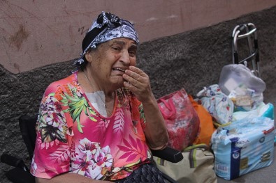 Hastaneden Çıkan 7 Çocuklu Yaşlı Kadın Sokağa Atıldı