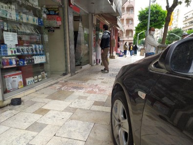 Park Halindeki Otomobil Kendi Kendine İlerleyip Önce Yayaya Ardından Dükkanın Vitrinine Çarptı