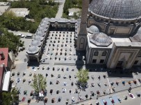 Ahlat'ta Cami Avlularındaki Cuma Namazı Havadan Görüntülendi