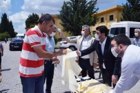 Ak Parti, Ceyhan'da Cemaate Seccade Ve Maske Dağıttı