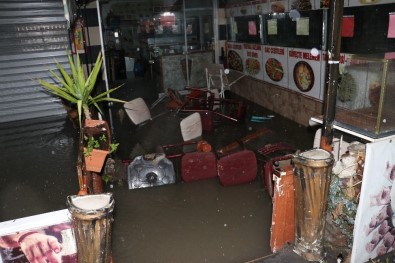 Ankara'da Sağanak Yağmurda Ev Ve Dükkanları Su Bastı