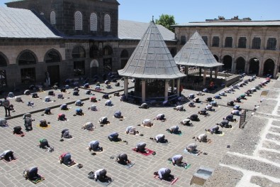 Diyarbakır'da Aylar Sonra Sosyal Mesafeli Cuma Namazı