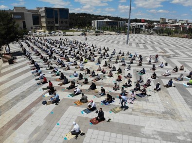 Gaziantep'te Salgın Sonrası İlk Cuma Namazı Meydanlarda Kılındı