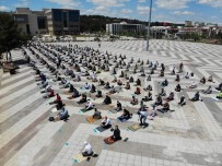 Gaziantep'te Salgın Sonrası İlk Cuma Namazı Meydanlarda Kılındı