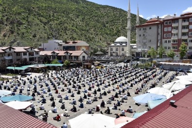 Gümüşhane'de 2,5 Ay Sonra İlk Cuma Namazı Kılındı