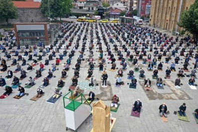 Isparta'da Vatandaşlar Cuma Namazı İçin Cami, Meydan Ve Halı Sahalara Akın Etti