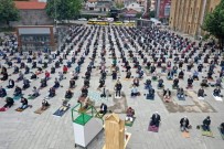 Isparta'da Vatandaşlar Cuma Namazı İçin Cami, Meydan Ve Halı Sahalara Akın Etti