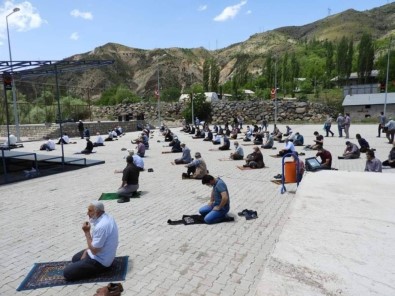 İspir'de Halk Pazarında Cuma Namazı