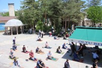 Oltu'da Tarihi Aslanpaşa Camisi'nde Cuma Kılındı