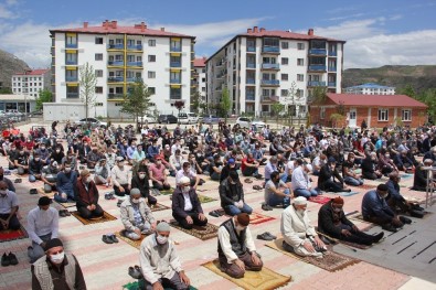 Sivas'ta Sosyal Mesafeli Cuma Namazı Kılındı