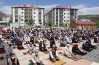 Sivas'ta Sosyal Mesafeli Cuma Namazı Kılındı Haberi