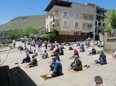 Solhan'da Avluya Sığmayan Cemaat Caddede Saf Tuttu