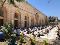 Tarihi Ulu Cami'nin Avlusunda Sosyal Mesafeli Cuma Namazı