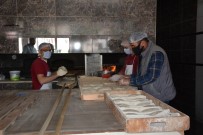 Antalya'da Fırıncıların 280 Derece Sıcakta Ramazan Mesaisi