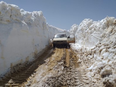 Antalya'da Kar Kalınlığı 4,5 Metreli Bulan Yolların Açılması Çalışmaları