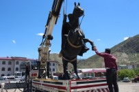 Atatürk Heykeli İş Makinalarıyla Yeni Yerine Taşındı