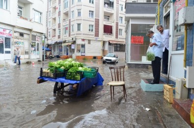 Lüleburgaz'da 20 Dakikalık Yağmur Sonrası Sokaklar Göle Döndü