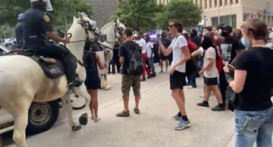 ABD'de Atlı Polis Göstericiyi Ezdi