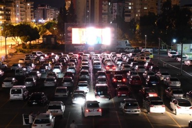 Antalya'da Arabada Sinema Keyfi Başladı