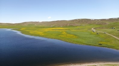 (Özel) Yeşilin, Mavinin Ve Sarının Buluştuğu Keşiş Gölü Hayran Bırakıyor