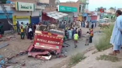 Pakistan'da Yolcu Otobüsü Kaza Yaptı Açıklaması 9 Ölü, 28 Yaralı