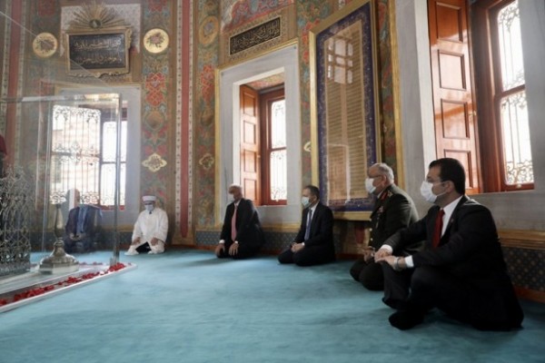 Fatih Sultan Mehmet Han'ın türbesinde dikkat çeken bir kare daha!