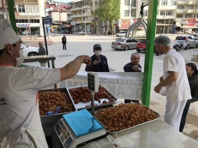 Bucak'ta Ramazan Ayının Vazgeçilmezi Lokma Tatlısı