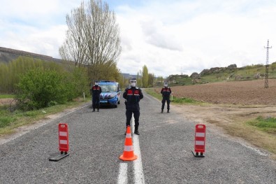 Cenaze Namazı Kılınan Köyde Karantina Devam Ediyor