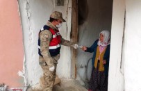 Jandarma Ekipleri Yardım Paralarını Evlere Ulaştırıyor