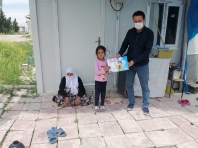 Samsat'ta Evde Kalan Çocuklara Kitap Dağıtıldı