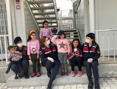 Mehmetçik'ten Depremzede Çocuklara Şefkat