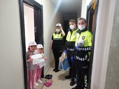 Ayvacık'ta Polis Ve Jandarmadan Evde Kalan Çocuklara Hediye