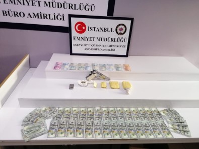 Esenyurt'te Durdurulan Otomobilde Sahte 9 Bin Dolar Ele Geçirildi