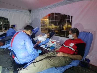 İzmir'de İftar Sonrası Kızılay'a Kan Bağışı